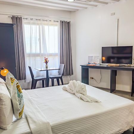 Av Suites Puerto Galera Eksteriør bilde