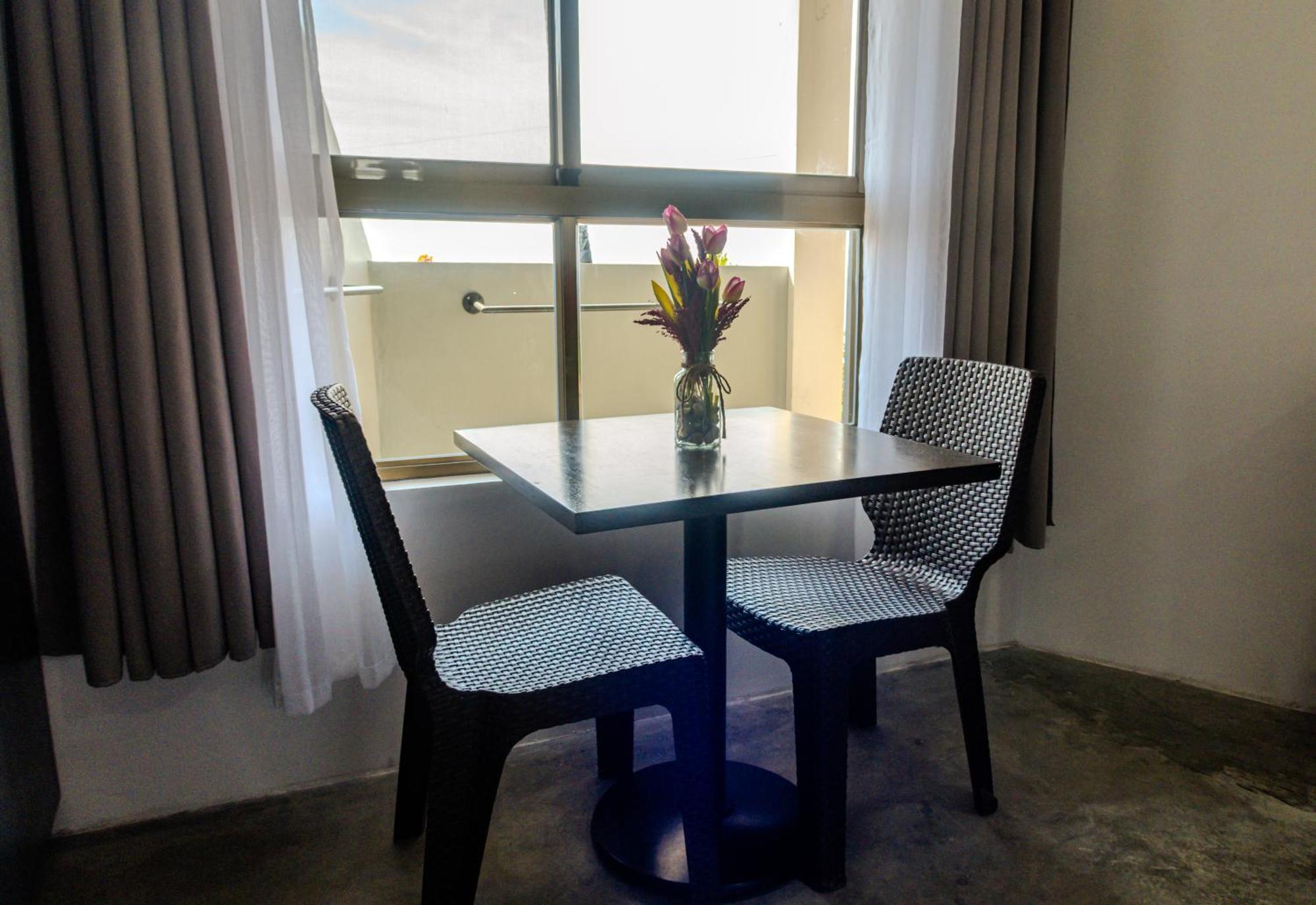 Av Suites Puerto Galera Eksteriør bilde