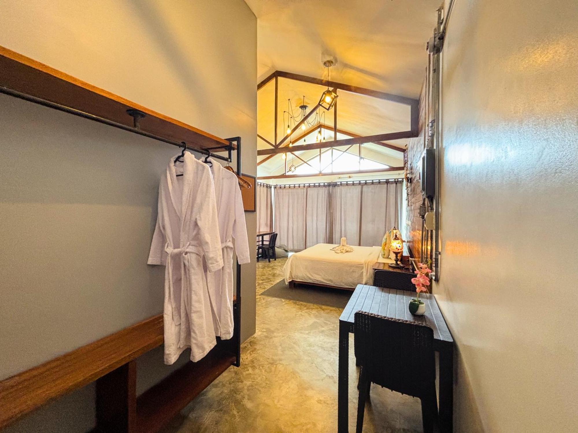 Av Suites Puerto Galera Eksteriør bilde
